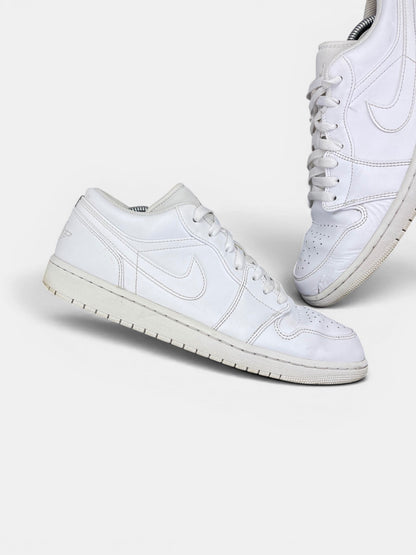 Nike Air Jordan 1 Low AJ1 Low Triple White — buty sportowe męskie w bardzo dobrym stanie rozmiar 44.5, zewnętrzny panel lewego buta