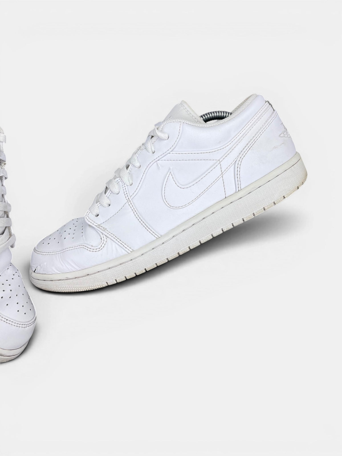 Nike Air Jordan 1 Low AJ1 Low Triple White — buty sportowe męskie w bardzo dobrym stanie rozmiar 44.5, widok z góry na wewnętrzną stronę butów