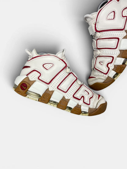 Nike Air More Uptempo Phantom Gym Red Gum — buty sportowe damskie w bardzo dobrym stanie rozmiar 39, zewnętrzny panel lewego buta