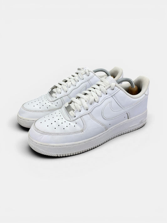 Nike Air Force 1 Low Triple White — buty sportowe męskie w bardzo dobrym stanie rozmiar 42.5, widok z boku