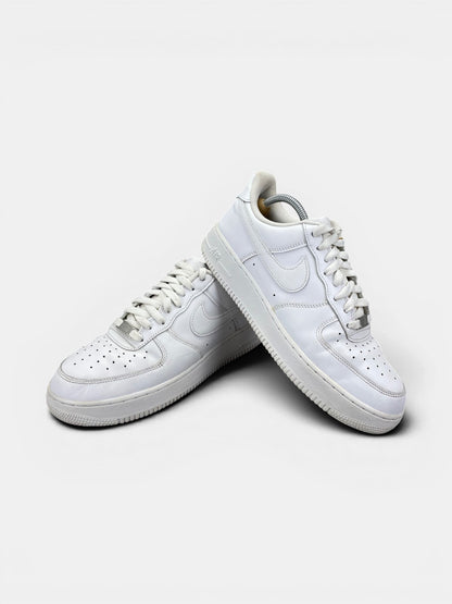 Nike Air Force 1 Low Triple White — buty sportowe męskie w bardzo dobrym stanie rozmiar 42.5, boczny profil