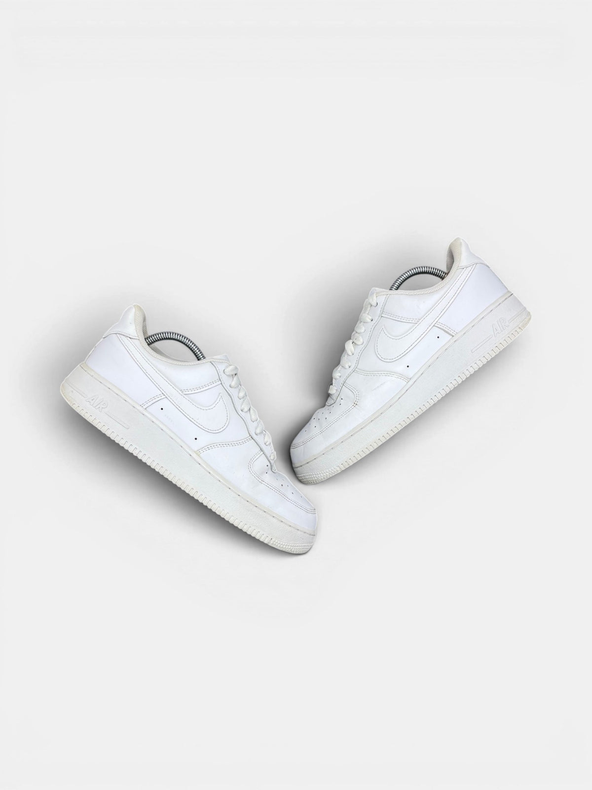 Nike Air Force 1 Low Triple White — buty sportowe męskie w bardzo dobrym stanie rozmiar 42.5, widok z góry na zewnętrzną stronę butów
