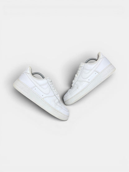 Nike Air Force 1 Low Triple White — buty sportowe męskie w bardzo dobrym stanie rozmiar 42.5, widok z góry na zewnętrzną stronę butów