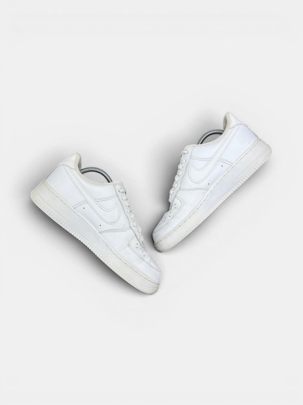 Nike Air Force 1 Low Triple White — buty sportowe męskie w bardzo dobrym stanie rozmiar 42.5, zewnętrzny panel prawego buta