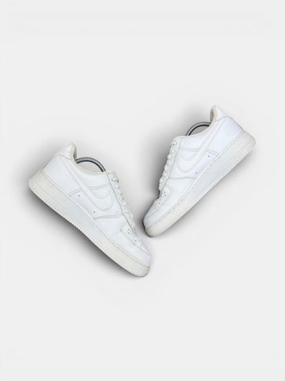 Nike Air Force 1 Low Triple White — buty sportowe męskie w bardzo dobrym stanie rozmiar 42.5, zewnętrzny panel prawego buta