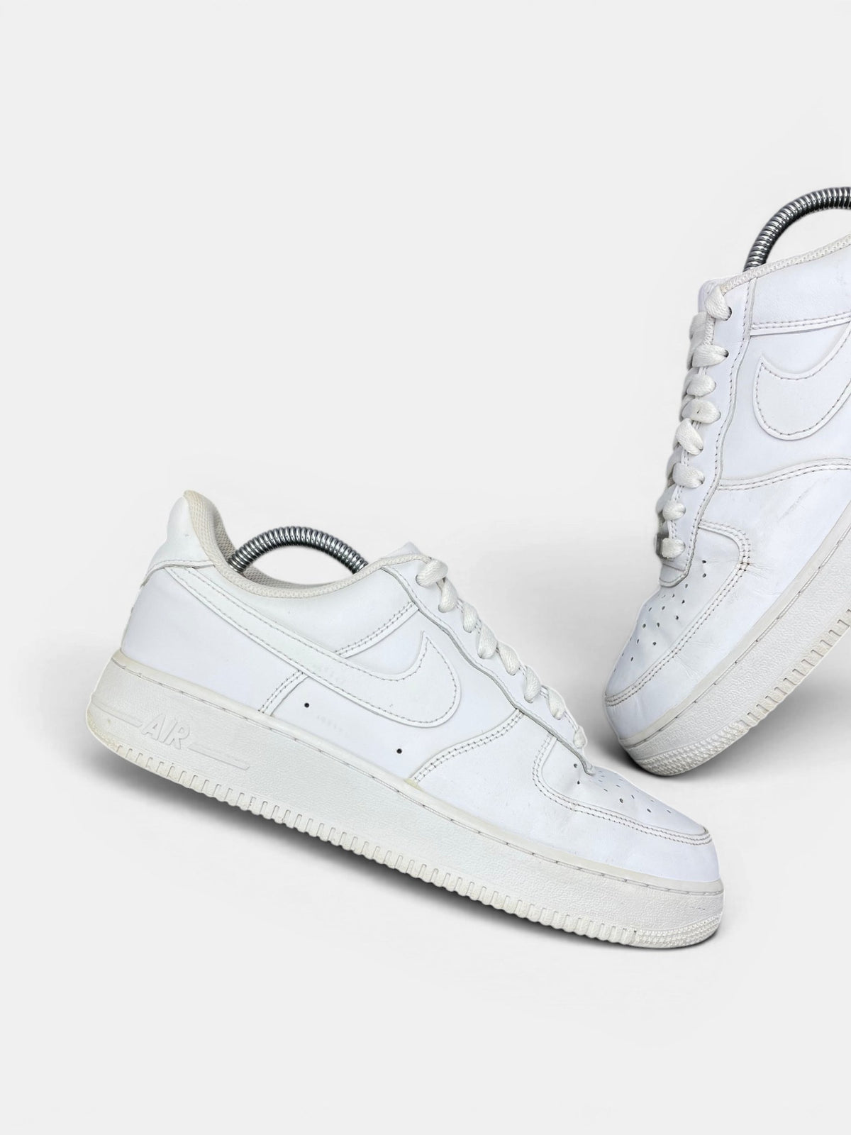 Nike Air Force 1 Low Triple White — buty sportowe męskie w bardzo dobrym stanie rozmiar 42.5, zewnętrzny panel lewego buta