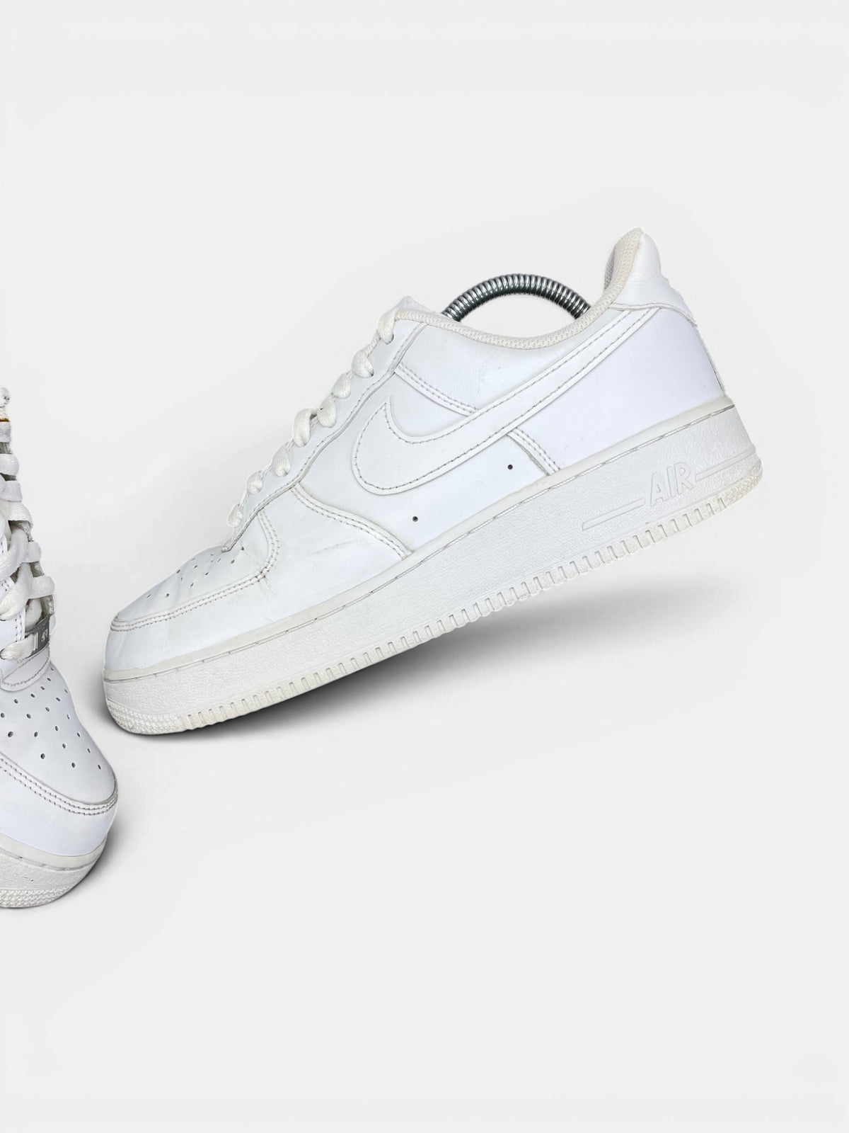 Nike Air Force 1 Low Triple White — buty sportowe męskie w bardzo dobrym stanie rozmiar 42.5, widok z góry na wewnętrzną stronę butów