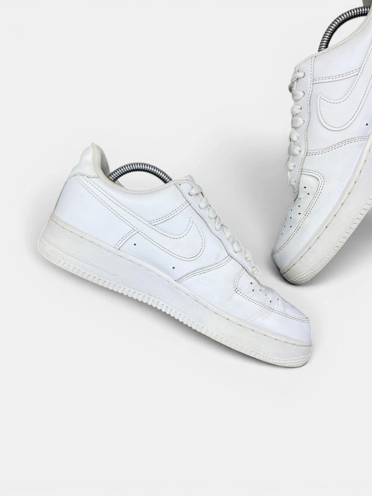 Nike Air Force 1 Low Triple White — buty sportowe męskie w bardzo dobrym stanie rozmiar 42.5, wewnętrzny panel lewego buta