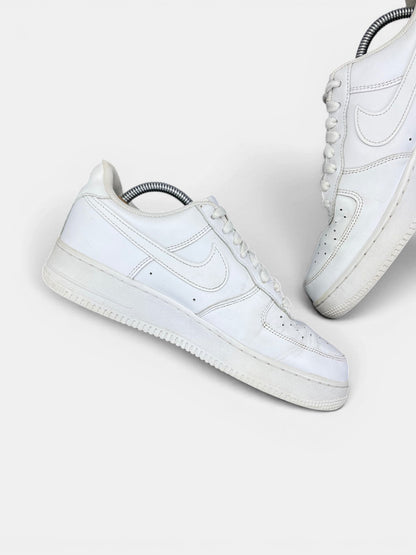 Nike Air Force 1 Low Triple White — buty sportowe męskie w bardzo dobrym stanie rozmiar 42.5, wewnętrzny panel lewego buta