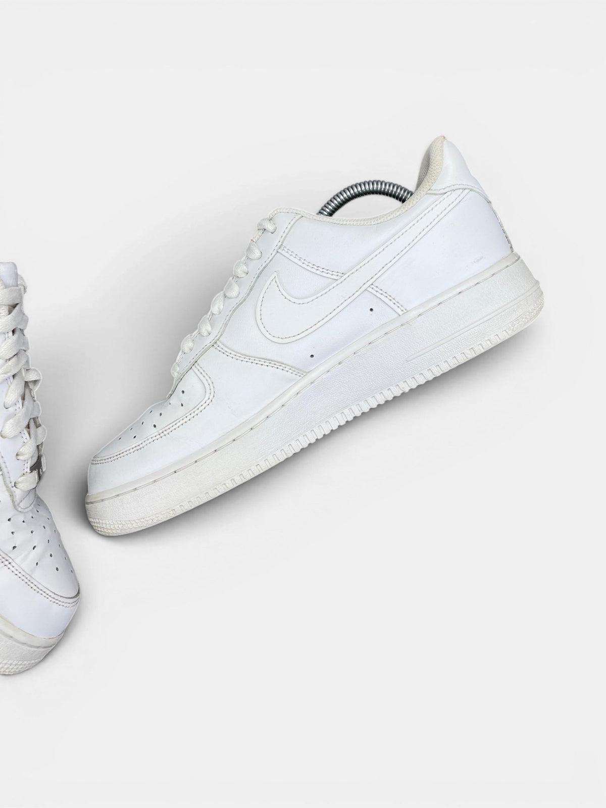 Nike Air Force 1 Low Triple White — buty sportowe męskie w bardzo dobrym stanie rozmiar 42.5, wewnętrzny panel prawego buta