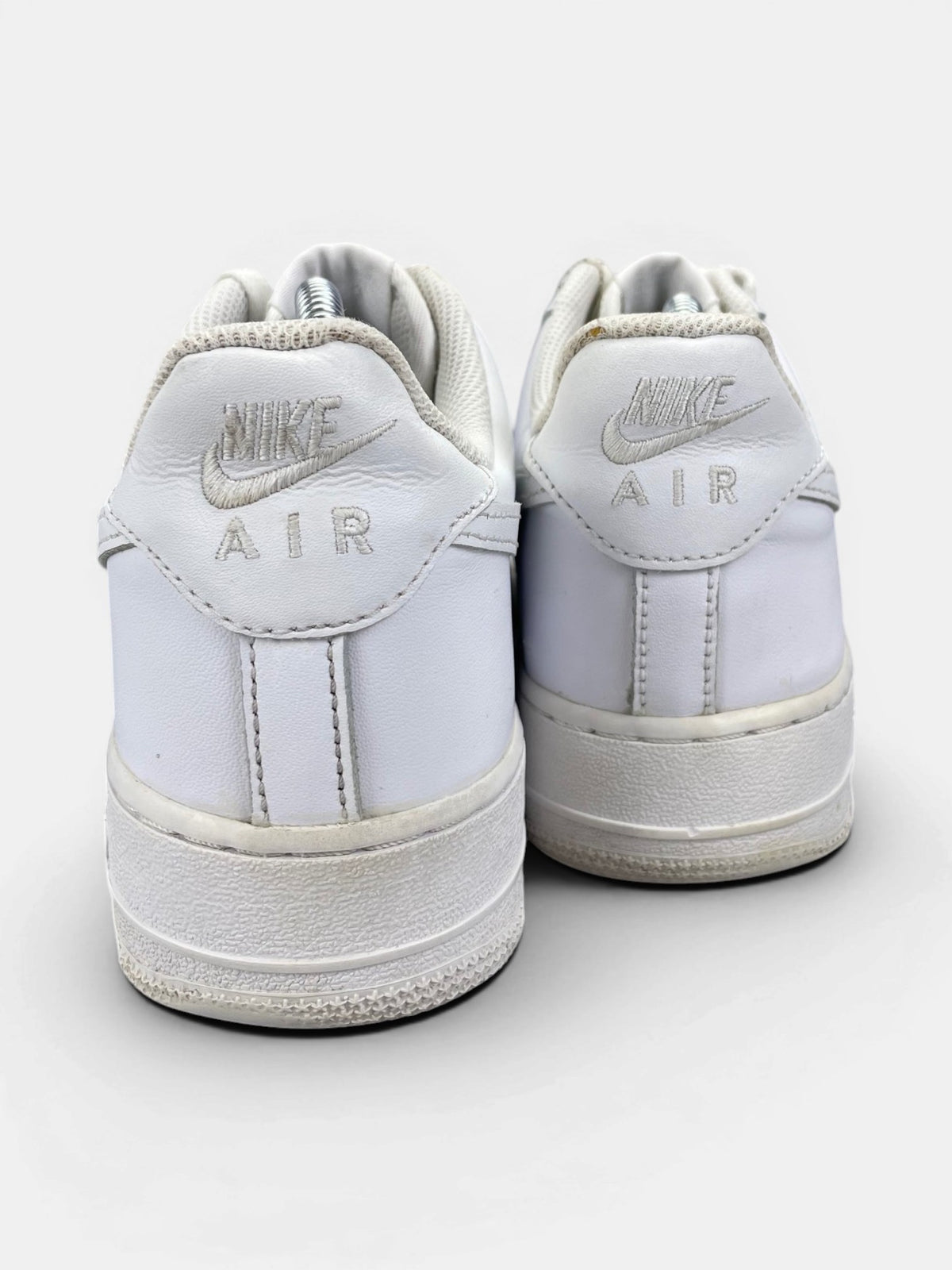 Nike Air Force 1 Low Triple White — buty sportowe męskie w bardzo dobrym stanie rozmiar 42.5, widok z tyłu