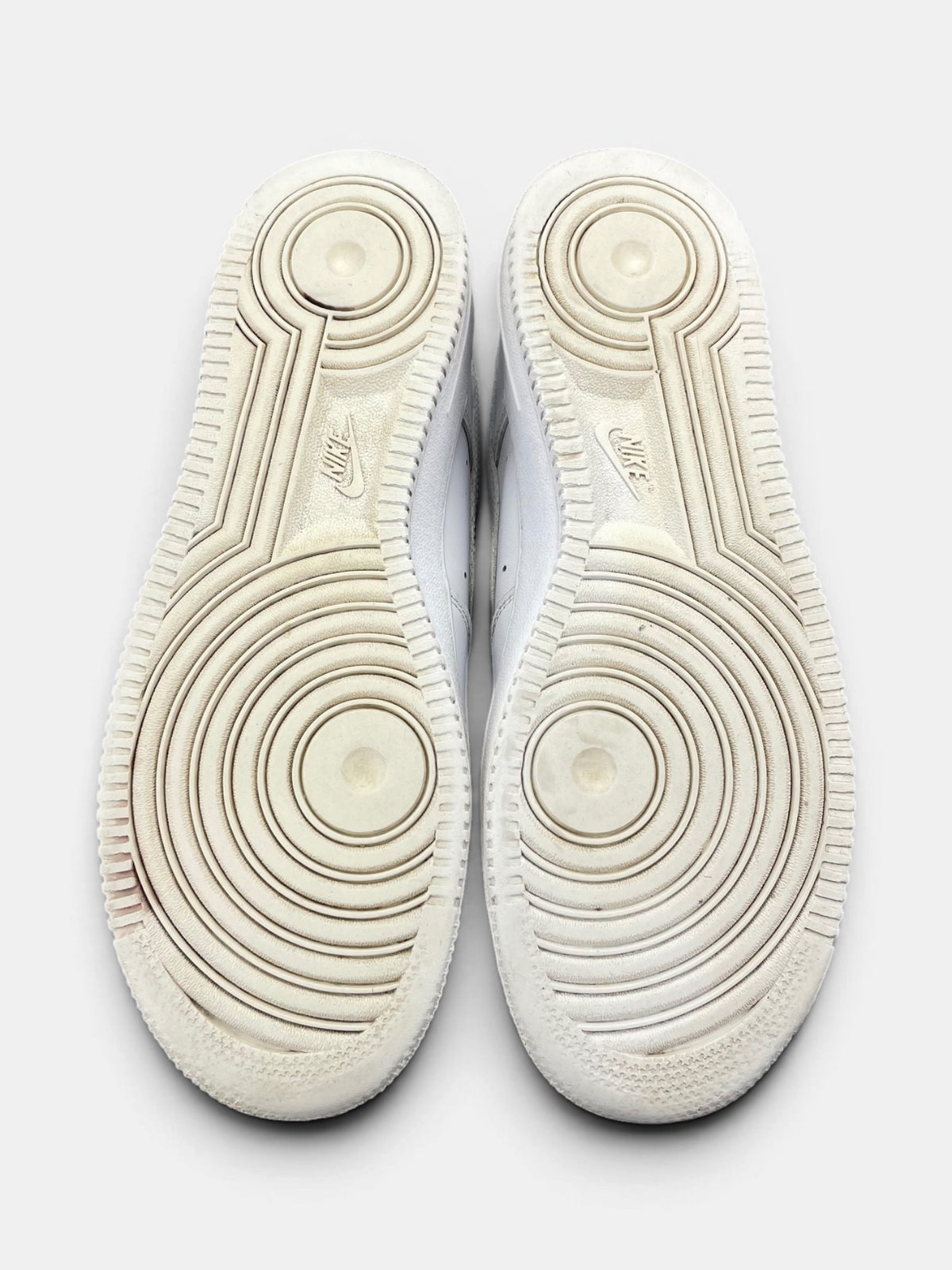 Nike Air Force 1 Low Triple White — buty sportowe męskie w bardzo dobrym stanie rozmiar 42.5, podeszwa