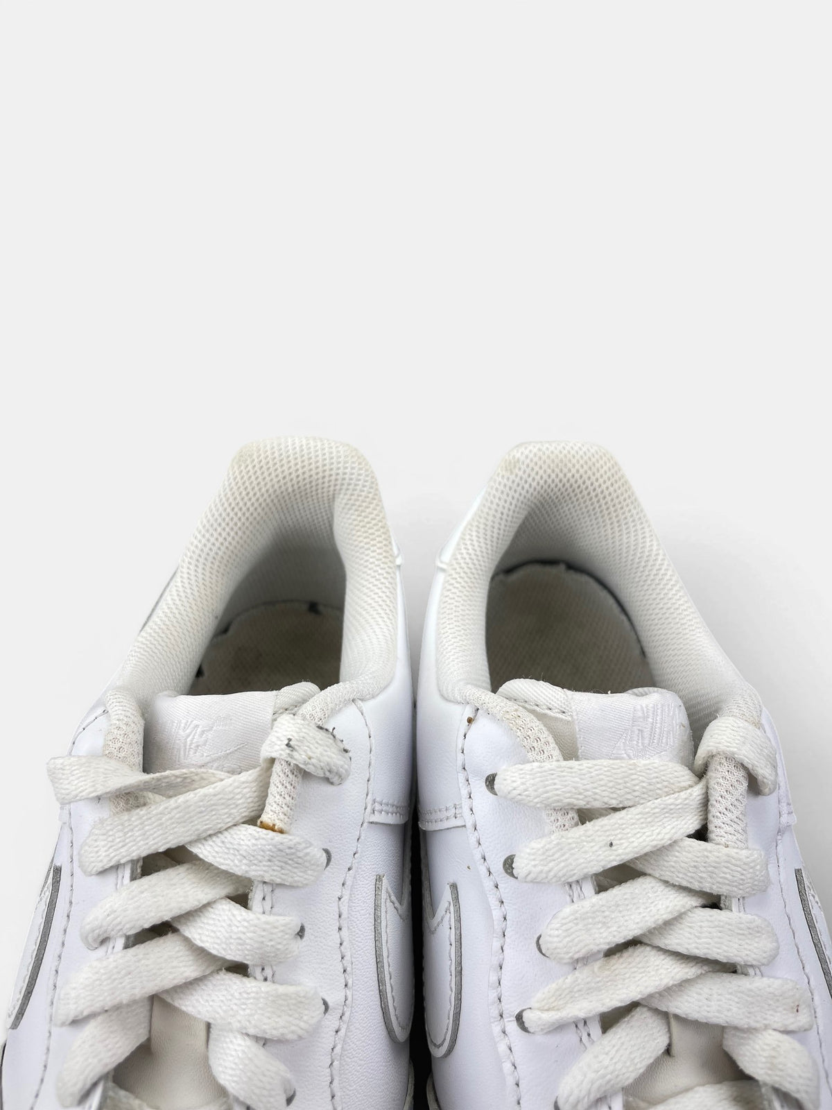 Nike Air Force 1 Low Triple White — buty sportowe męskie w bardzo dobrym stanie rozmiar 42.5, zapiętki butów