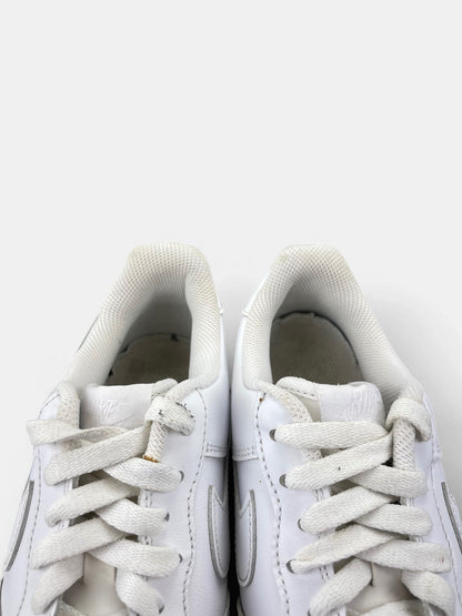Nike Air Force 1 Low Triple White — buty sportowe męskie w bardzo dobrym stanie rozmiar 42.5, zapiętki butów