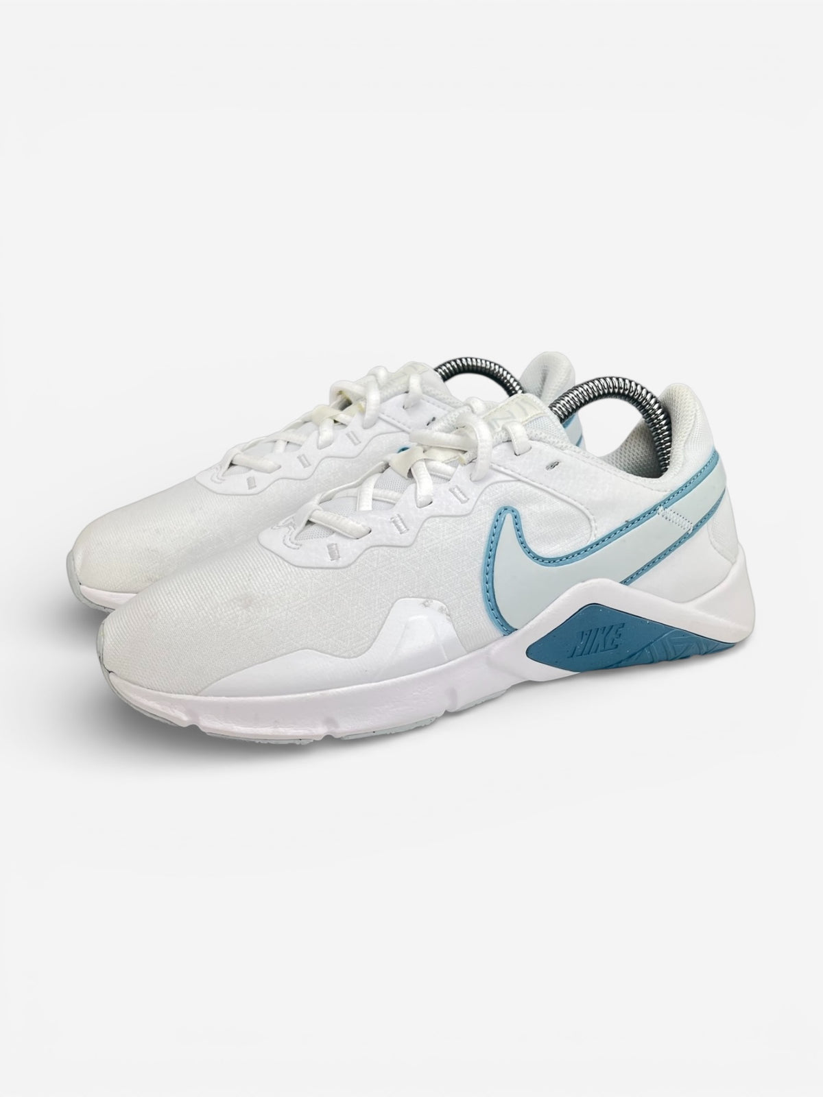 Nike Legend Essential 2, sneakersy damskie w bardzo dobrym stanie, rozmiar 36.5