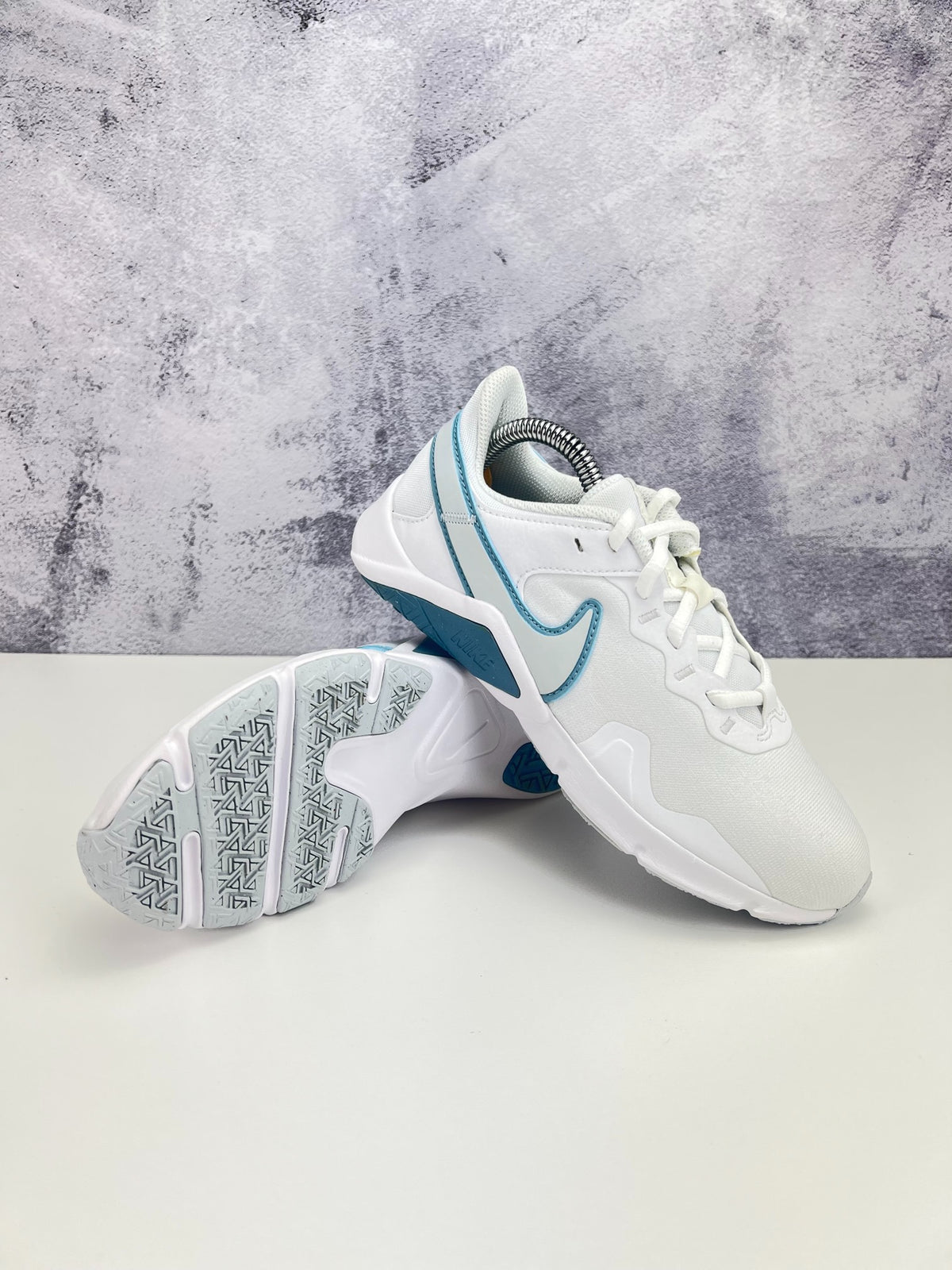 Nike Legend Essential 2, sneakersy damskie w bardzo dobrym stanie, rozmiar 36.5, ujęcie 16