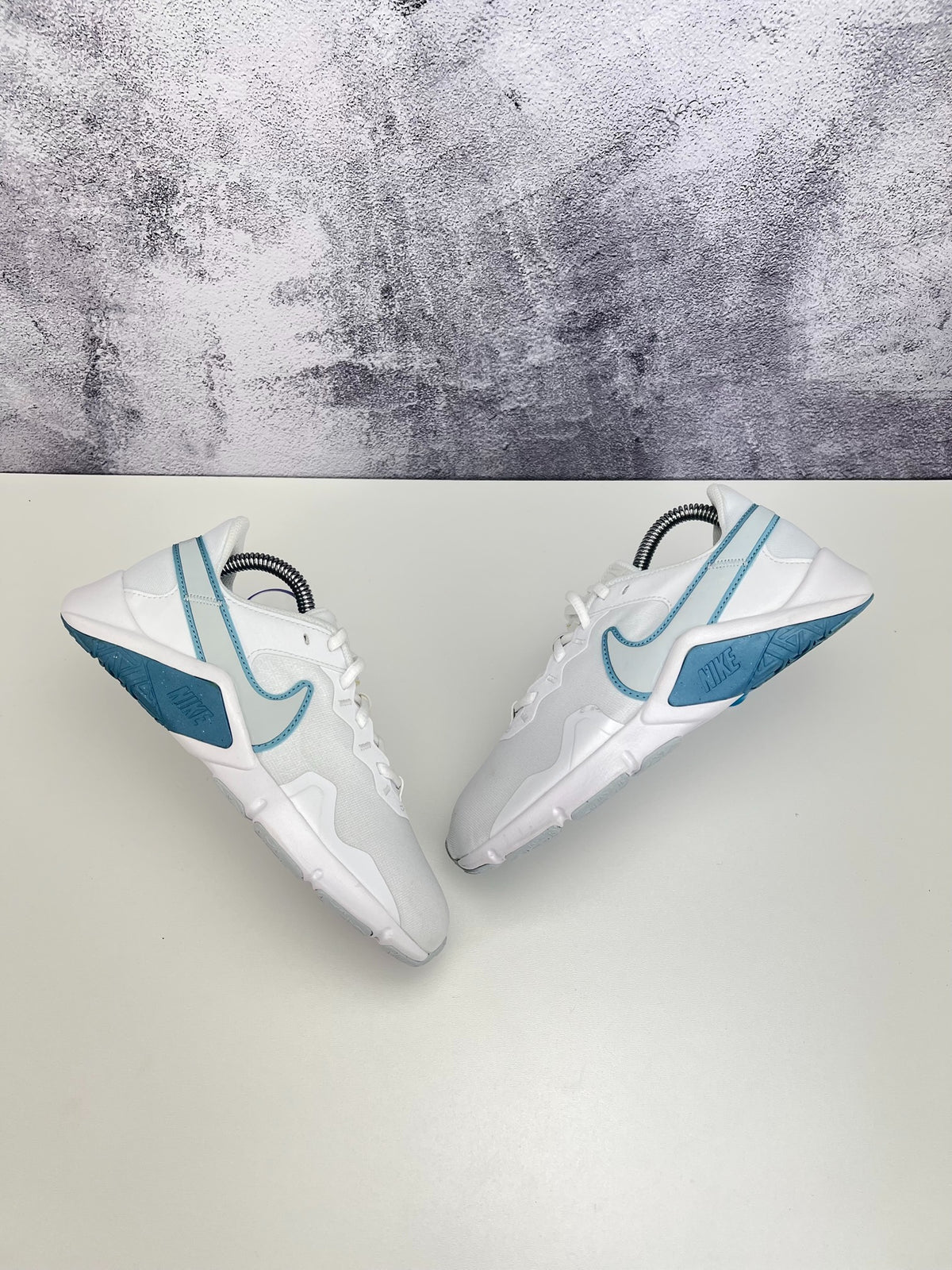 Nike Legend Essential 2, sneakersy damskie w bardzo dobrym stanie, rozmiar 36.5, ujęcie 3