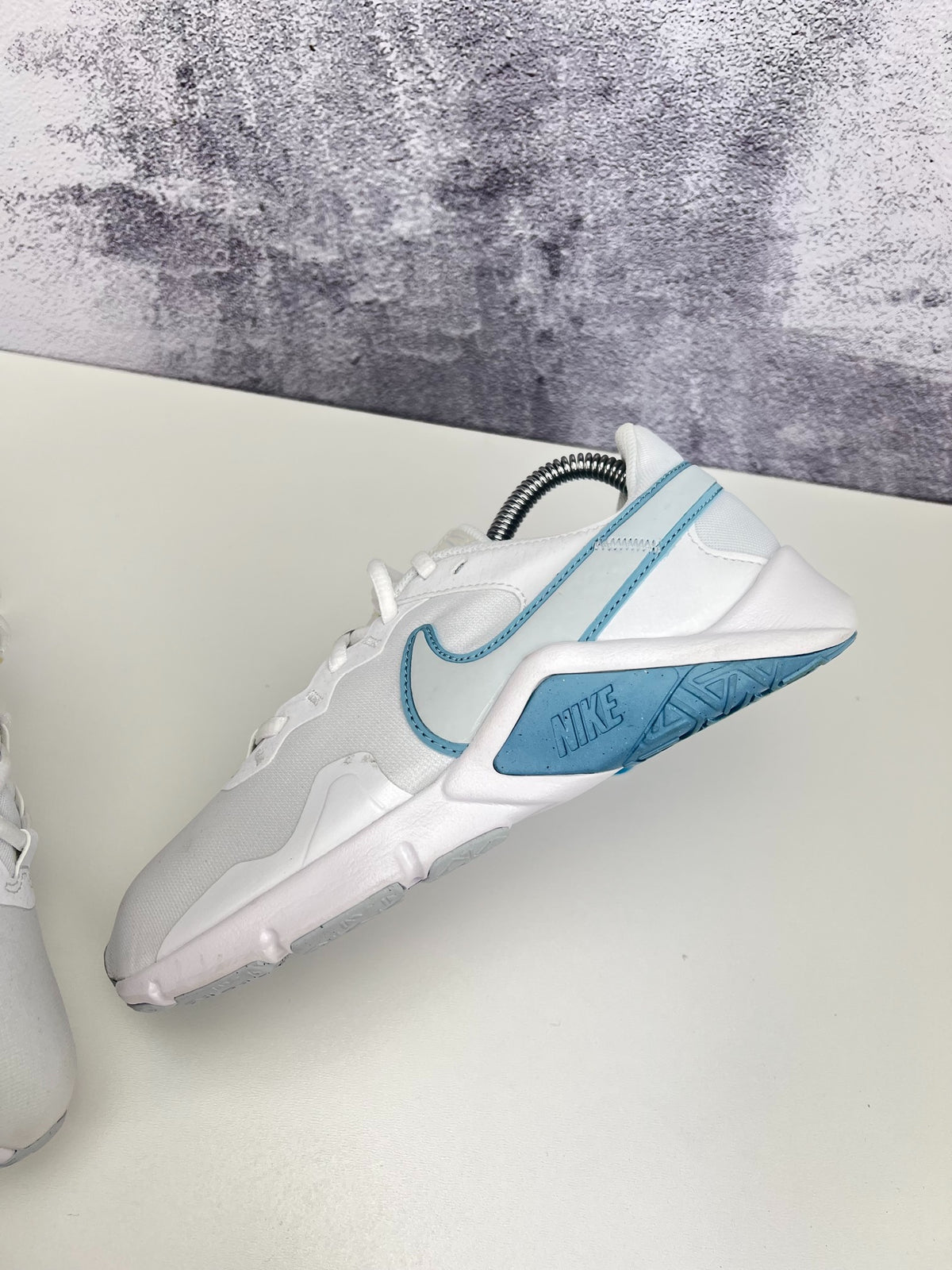 Nike Legend Essential 2, sneakersy damskie w bardzo dobrym stanie, rozmiar 36.5, ujęcie 4