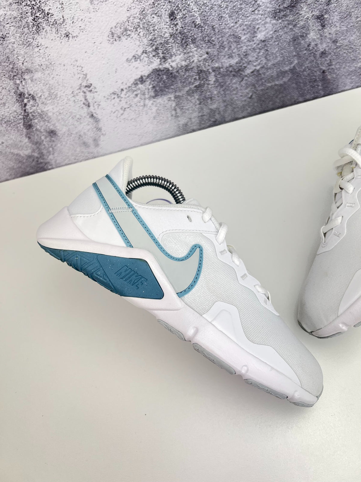 Nike Legend Essential 2, sneakersy damskie w bardzo dobrym stanie, rozmiar 36.5, ujęcie 5