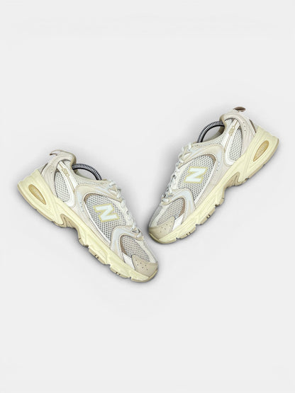 New Balance 530 Beige Angora — buty sportowe damskie w bardzo dobrym stanie rozmiar 37.5, widok z góry na zewnętrzną stronę butów