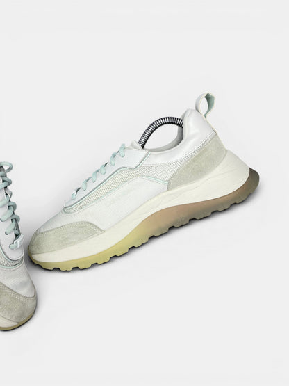 Calvin Klein Sneakers — buty sportowe damskie w bardzo dobrym stanie rozmiar 38, widok z góry na wewnętrzną stronę butów