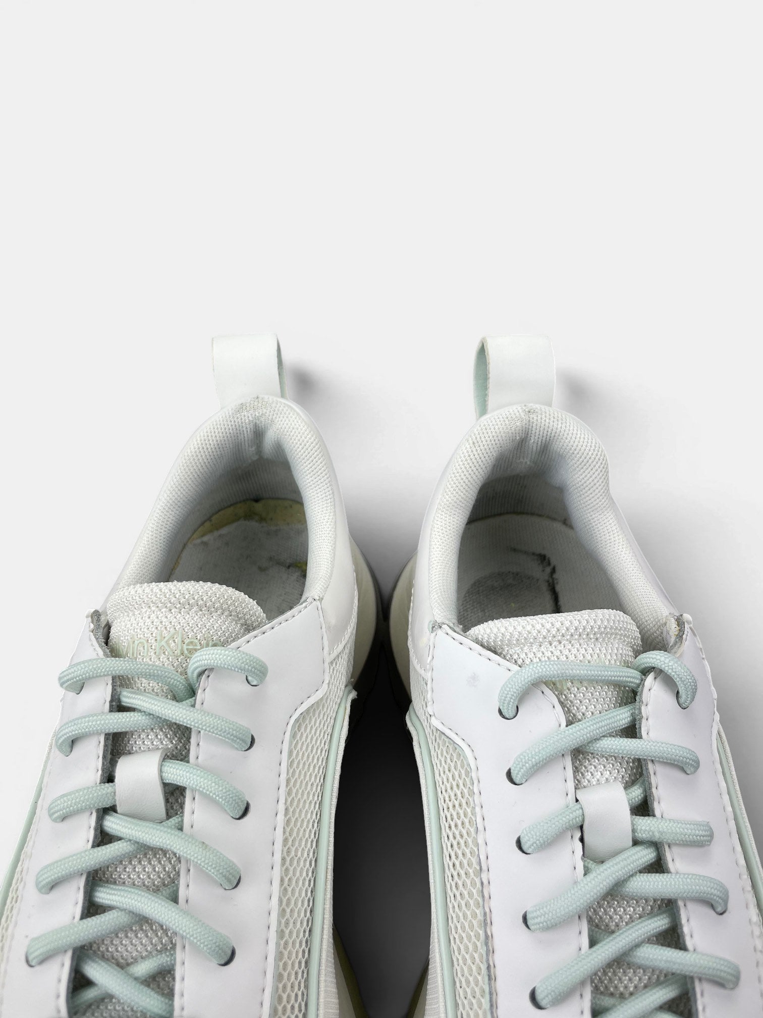 Calvin Klein Sneakers — buty sportowe damskie w bardzo dobrym stanie rozmiar 38, zapiętki butów