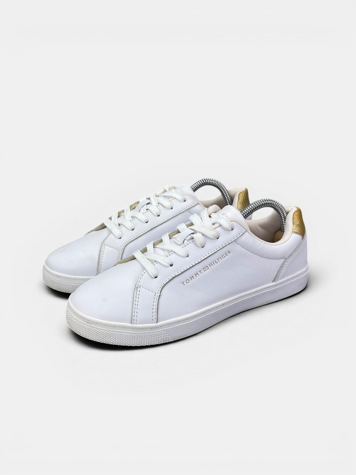 Tommy Hilfiger Essential — buty sportowe damskie w bardzo dobrym stanie rozmiar 38, widok z boku