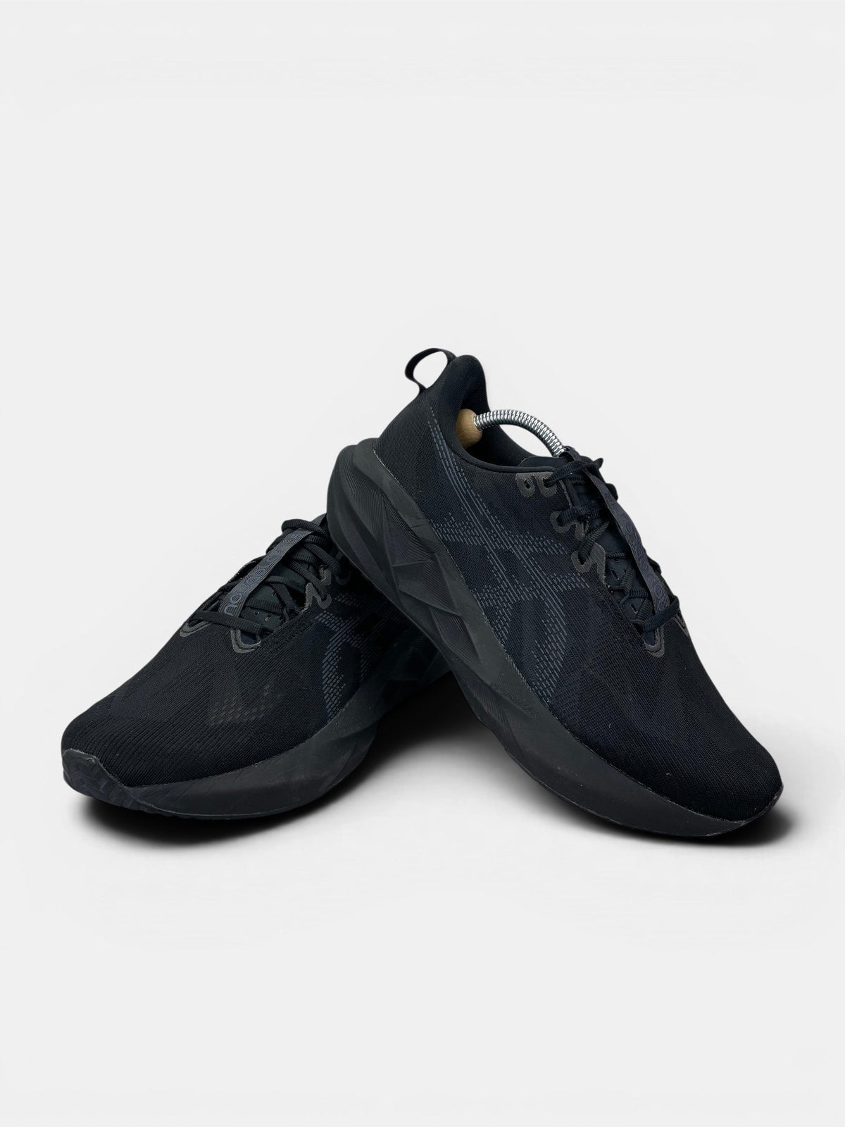 Asics Novablast 5 — buty sportowe męskie w bardzo dobrym stanie rozmiar 44, boczny profil