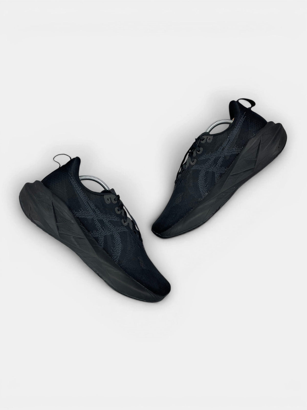Asics Novablast 5 — buty sportowe męskie w bardzo dobrym stanie rozmiar 44, zewnętrzny panel prawego buta