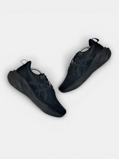 Asics Novablast 5 — buty sportowe męskie w bardzo dobrym stanie rozmiar 44, zewnętrzny panel prawego buta