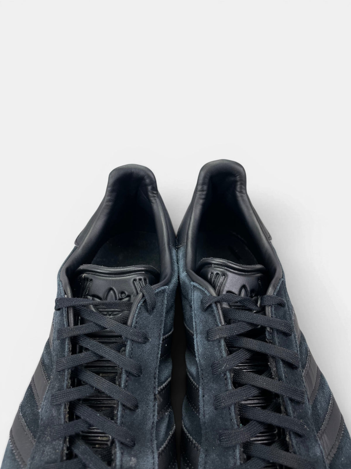 Adidas Gazelle “Triple Black” Triple Black — buty sportowe męskie w bardzo dobrym stanie rozmiar 45 1/3, zapiętki butów