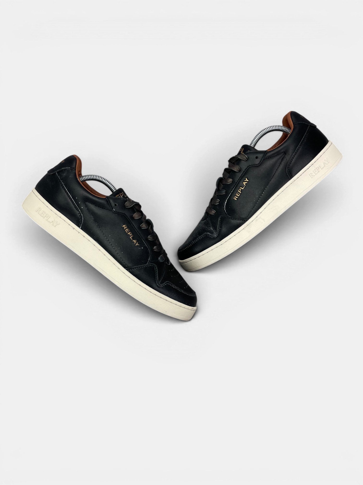Replay Sneakers — buty sportowe męskie w bardzo dobrym stanie rozmiar 43, widok z góry na zewnętrzną stronę butów