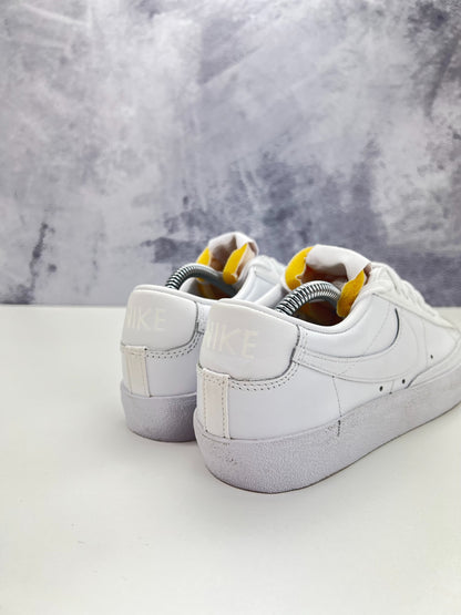 Nike Blazer Low '77 Triple White, sneakersy damskie w bardzo dobrym stanie, rozmiar 40, ujęcie 10