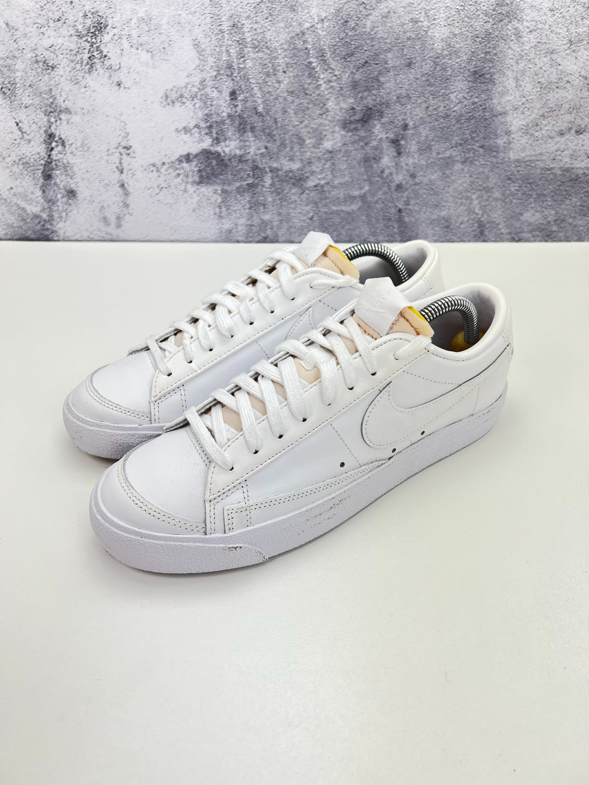 Nike Blazer Low '77 Triple White, sneakersy damskie w bardzo dobrym stanie, rozmiar 40, ujęcie 15