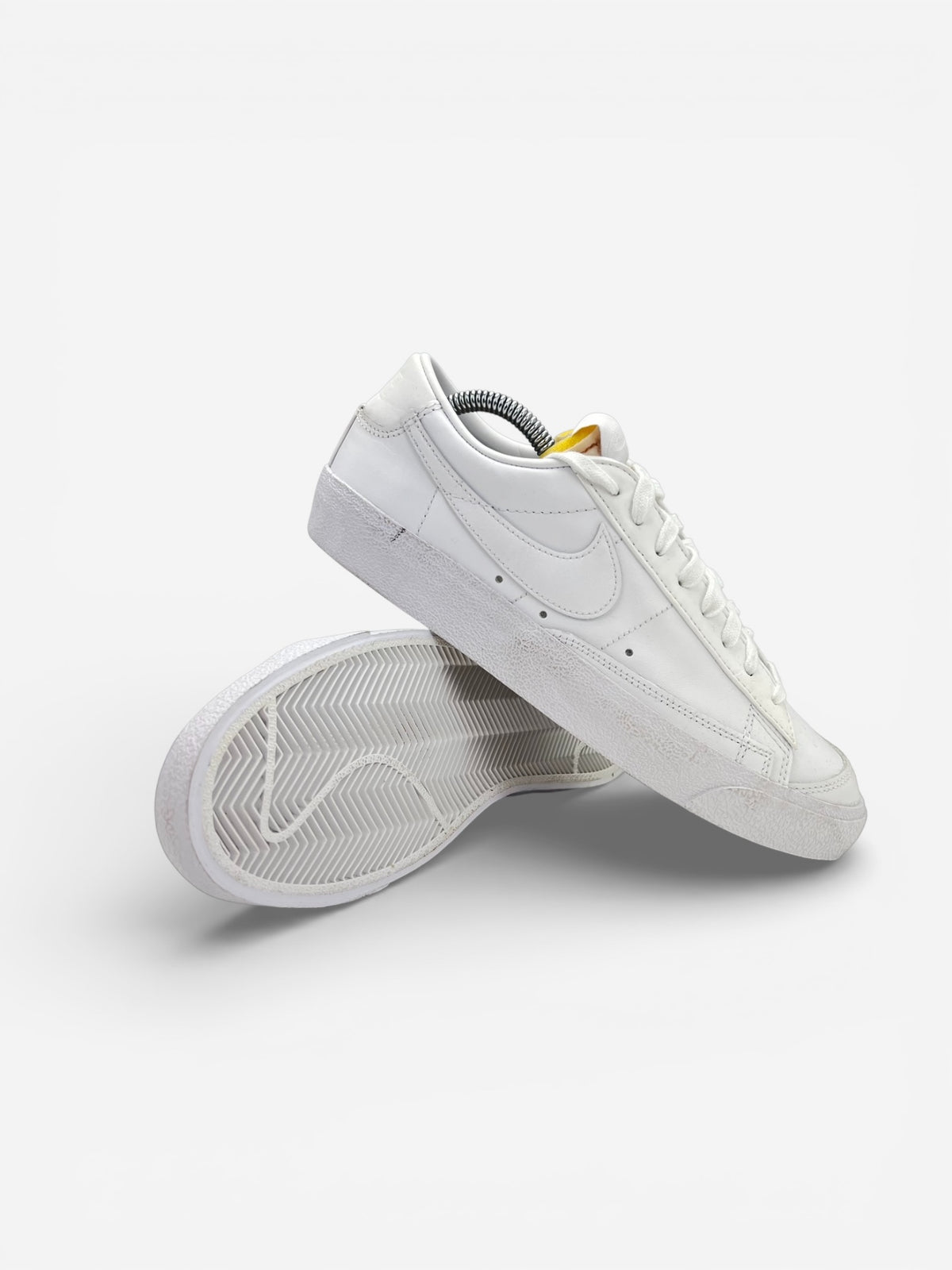 Nike Blazer Low '77 Triple White, sneakersy damskie w bardzo dobrym stanie, rozmiar 40, ujęcie 2