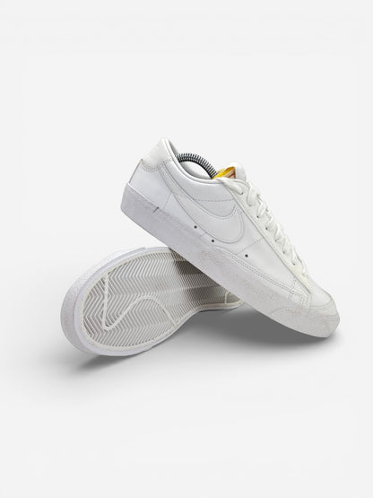 Nike Blazer Low '77 Triple White, sneakersy damskie w bardzo dobrym stanie, rozmiar 40, ujęcie 2
