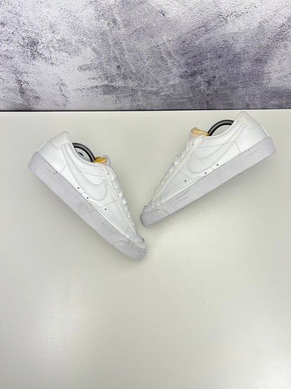Nike Blazer Low '77 Triple White, sneakersy damskie w bardzo dobrym stanie, rozmiar 40, ujęcie 3