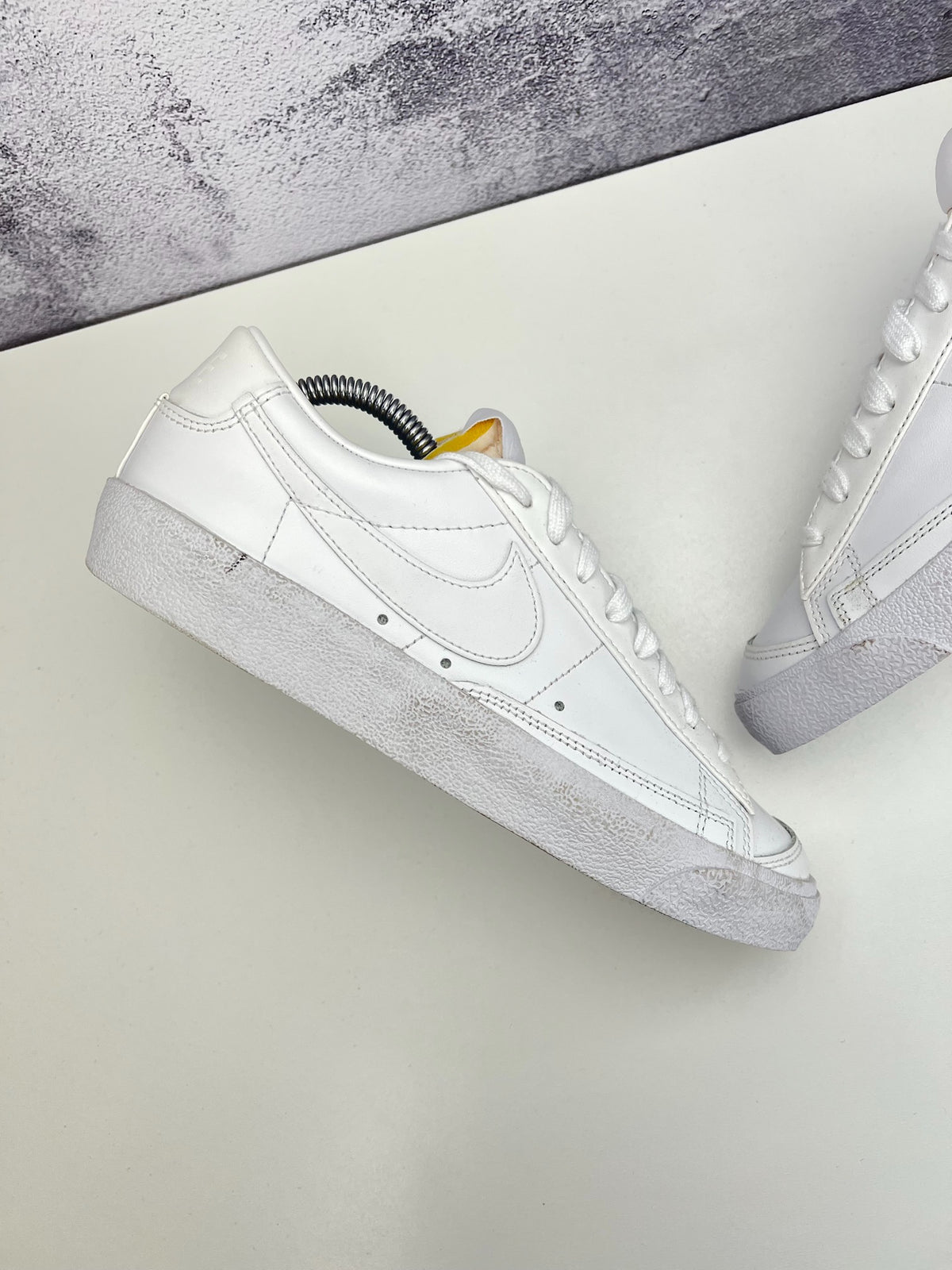 Nike Blazer Low '77 Triple White, sneakersy damskie w bardzo dobrym stanie, rozmiar 40, ujęcie 4