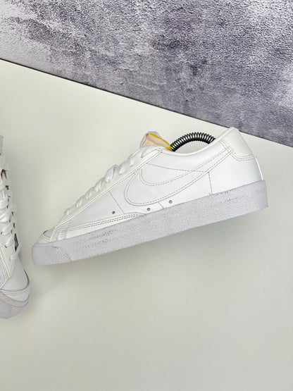 Nike Blazer Low '77 Triple White, sneakersy damskie w bardzo dobrym stanie, rozmiar 40, ujęcie 5