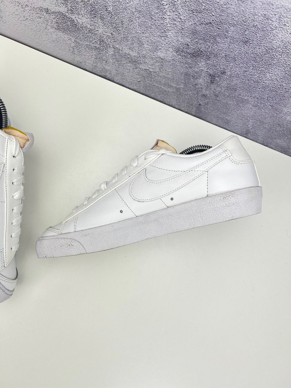 Nike Blazer Low '77 Triple White, sneakersy damskie w bardzo dobrym stanie, rozmiar 40, ujęcie 8