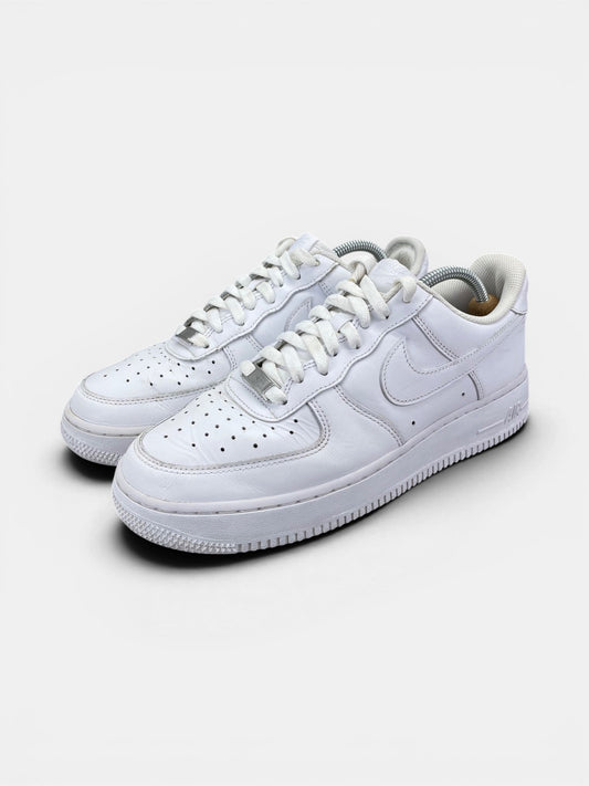 Nike Air Force 1 Low Triple White — buty sportowe męskie w bardzo dobrym stanie rozmiar 42.5, widok z boku