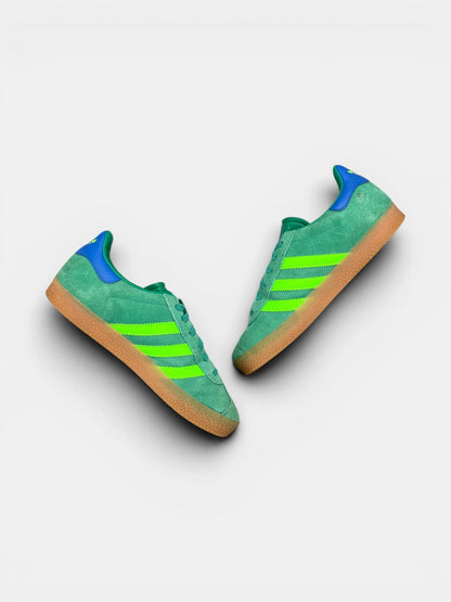 Adidas Gazelle — buty sportowe dziecięce w bardzo dobrym stanie rozmiar 35, zewnętrzny panel prawego buta