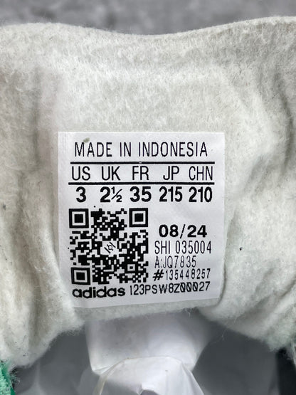 Adidas Gazelle — buty sportowe dziecięce w bardzo dobrym stanie rozmiar 35, para butów, widok z boku na tle studyjnym