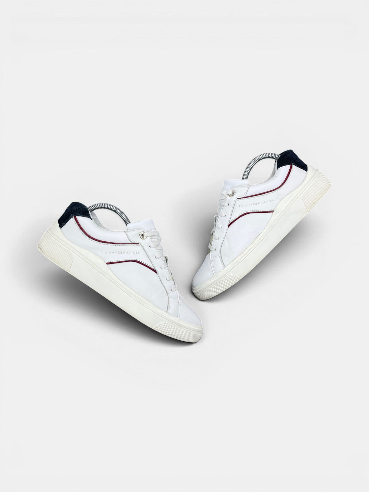 Tommy Hilfiger Sneakers — buty sportowe damskie w bardzo dobrym stanie rozmiar 39, widok z góry na zewnętrzną stronę butów