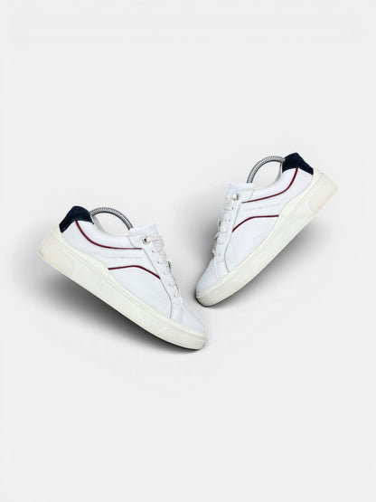 Tommy Hilfiger Sneakers — buty sportowe damskie w bardzo dobrym stanie rozmiar 39, widok z góry na zewnętrzną stronę butów