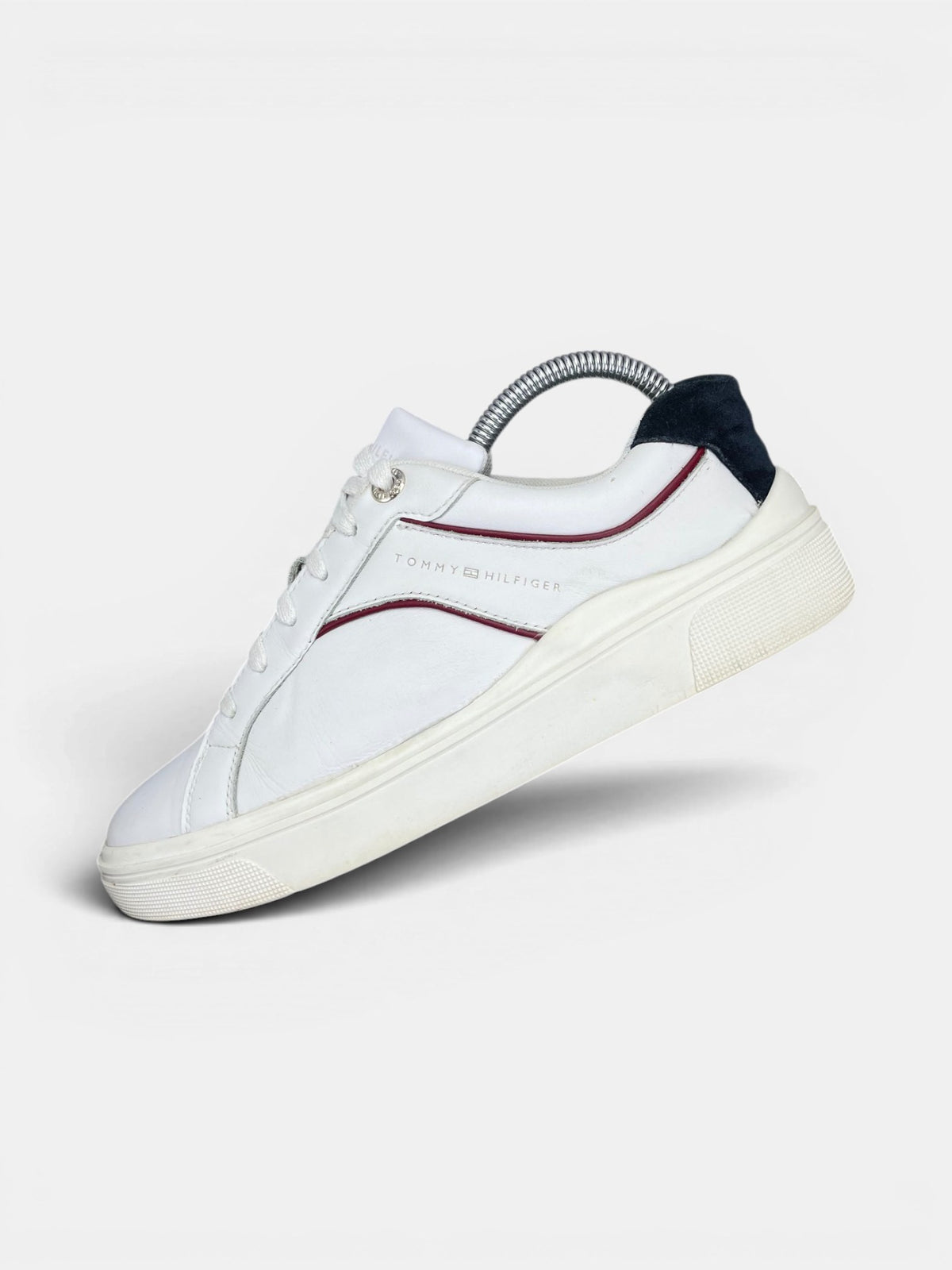 Tommy Hilfiger Sneakers — buty sportowe damskie w bardzo dobrym stanie rozmiar 39, widok z góry na wewnętrzną stronę butów