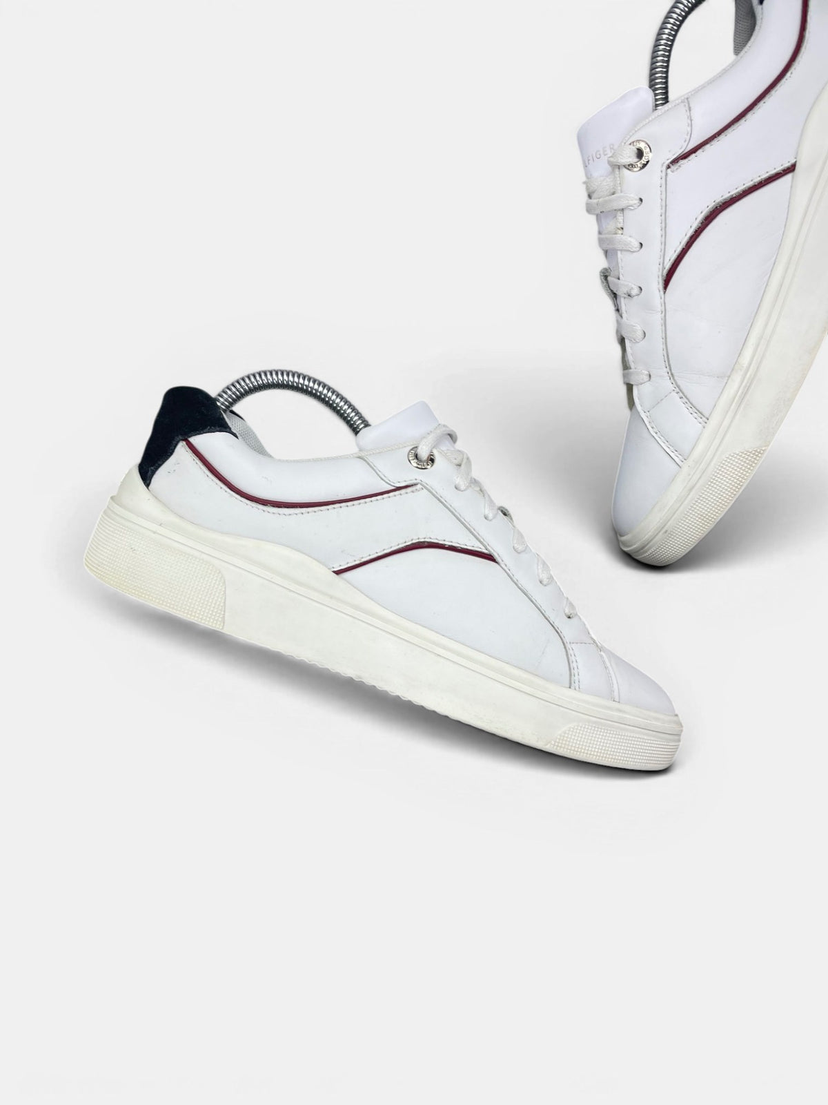 Tommy Hilfiger Sneakers — buty sportowe damskie w bardzo dobrym stanie rozmiar 39, wewnętrzny panel lewego buta