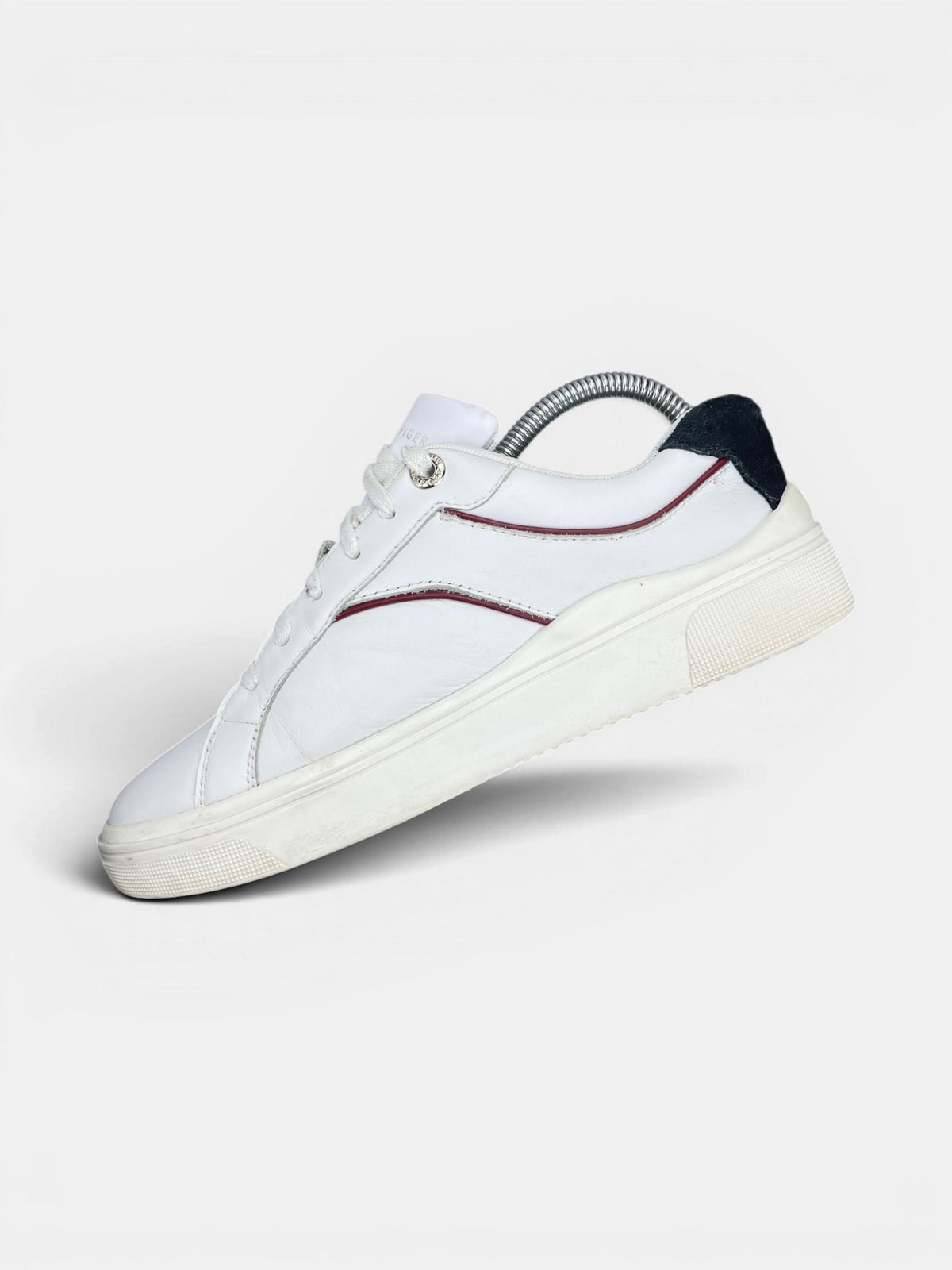 Tommy Hilfiger Sneakers — buty sportowe damskie w bardzo dobrym stanie rozmiar 39, wewnętrzny panel prawego buta