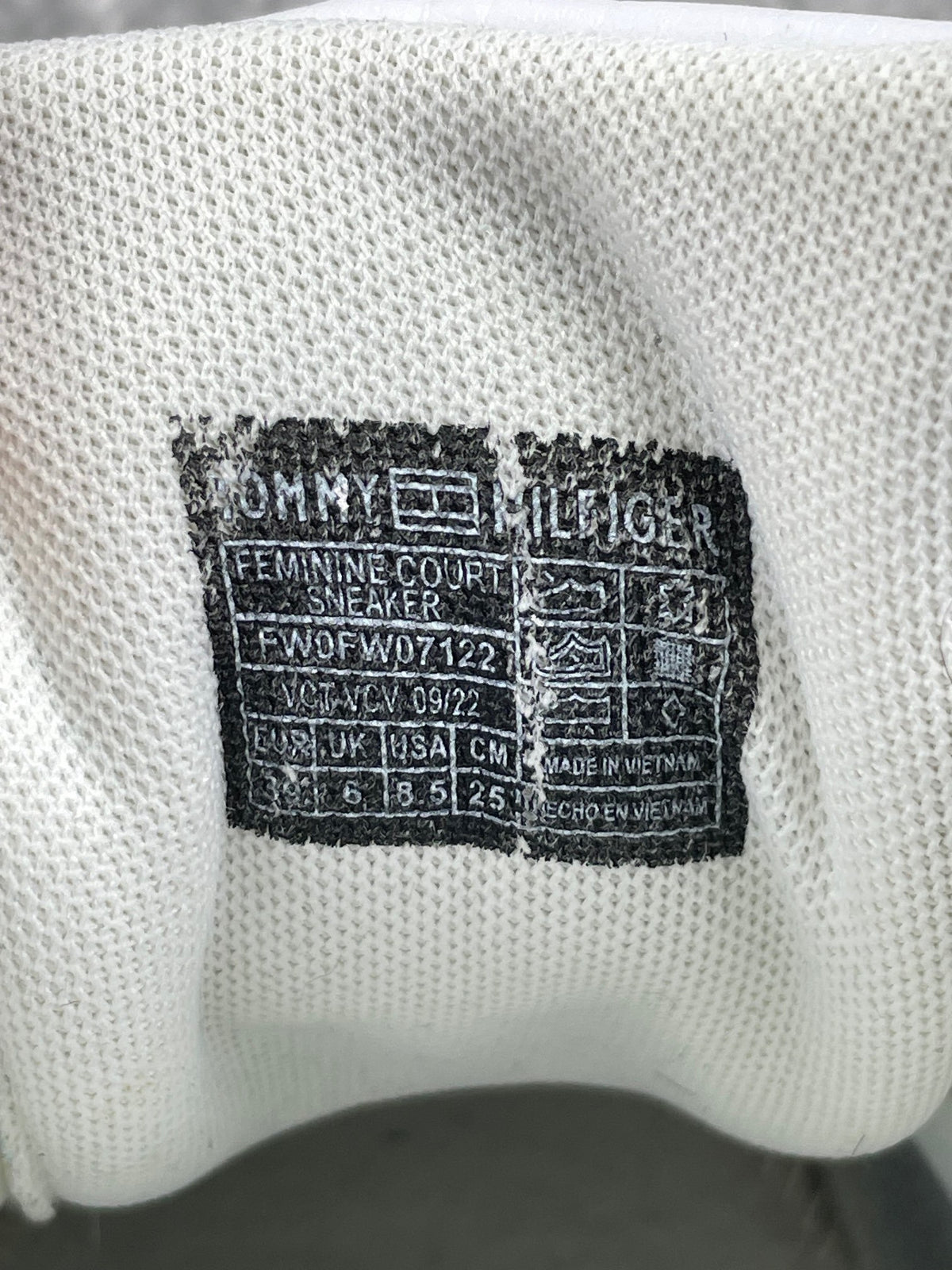 Tommy Hilfiger Sneakers — buty sportowe damskie w bardzo dobrym stanie rozmiar 39, opcjonalne zdjęcie 2