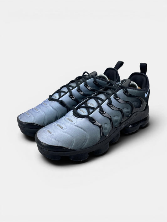 Nike Air VaporMax Plus Aluminum — buty sportowe męskie w bardzo dobrym stanie rozmiar 44.5, widok z boku